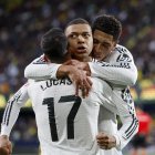 El delantero francés del Real Madrid Kylian Mbappé celebra con sus compañeros uno de sus goles ante el Villarreal durante el partido de Liga.