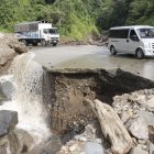 Socavón.  La vía Balnanera-Pallatanga-Cumandá tiene grandes daños en la calzada; sin embargo, no hay señalización del peligro.
