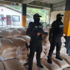 La Policía de Ecuador incauta sacos de maíz en Macará.