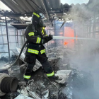 El Cuerpo de Bomberos de Quito controló un incendio en una fábrica en El Condado.