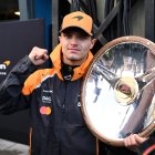 Lando Norris de McLaren con el título del primer Gran Premio del Mundial de Fórmula 1: Australia.