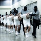 Deportados llegan al Centro de Confinamiento del Terrorismo.