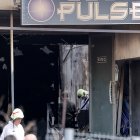 Bomberos y policía forense se personan en la discoteca "Club Pulse" tras el incendio que ha dejado al menos 51 muertos y cien heridos en la localidad de Kocani, Macedonia del Norte.