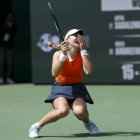 Mirra Andreeva celebra tras vencer a Aryna Sabalenka en la final de damas de Indian Wells.