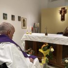 CIUDAD DEL VATICANO, 16/03/2025.- El Vaticano difundió este domingo la primera foto del papa desde su hospitalización el pasado 14 de febrero, en la que se le ve, de lado, concelebrando la misa en la capilla del apartamento en la décima planta del Gemelli de Roma. EFE/Oficina de prensa del Vaticano -SOLO USO EDITORIAL/SOLO DISPONIBLE PARA ILUSTRAR LA NOTICIA QUE ACOMPAÑA (CRÉDITO OBLIGATORIO)-