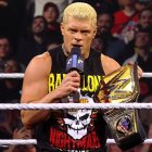 Cody Rhodes y su camiseta con un diseño que recuerda a Barcelona SC