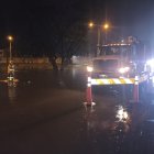 Pasadas las 22:00, varios tramos de vía a la costa son intervenidas por Interagua para retirar el agua acumulada.