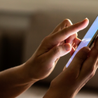 Referencial. Prohibición del uso del celular en el centro de votación.