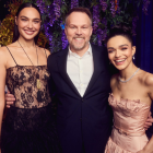 Gal Gadot, quien interpreta a la Reina Malvada, el director Marc Webb y Rachel Zegler, que le da vida a Blancanieves en el live action de Disney.