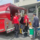 Personal del Cuerpo de Bomberos de Loja está abasteciendo de agua a los barrios afectados.