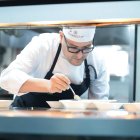 Descubre la filosofía culinaria de Diego Hermosa, chef del Bankers Club de Guayaquil, quien fusiona tradición e innovación para llevar la gastronomía ecuatoriana al más alto nivel