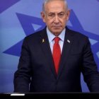 Benjamín Netanyahu es cuestionado por intentar destituir al jefe del servicio de Inteligencia, tras dos investigaciones que lleva en su contra.