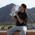 Draper, de 23 años, besa el trofeo del Masters 1000 de Indian Wells, tras vencer en la final masculina más rápida (68’) desde que Federer le ganó a Tim Henman en 2004.