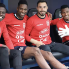 Los porteros Alexander Domínguez (cd) y Pedro Ortiz (d) tienen las "puertas" cerradas en la selección ecuatoriana de fútbol