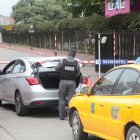 Un guardia privado revisaba vehículos en los exteriores de la urbanización privada donde se registró el hecho.