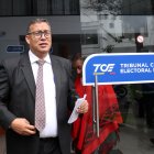 Néstor Marroquín acudió al TCE para recibir la sentencia física sobre la revocatoria.
