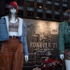 Fotografia de archivo en la que se registro una vitrina de una tienda de la marca de moda Forever 21, en Washington DC (EE.UU.).