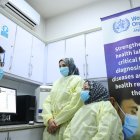 Según el representante de la OMS en Afganistán, el recorte de fondos arriesga la atención de madres, niños, así como los programas de vacunación vitales para evitar brotes de enfermedades.