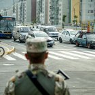Integrantes de las Fuerzas Armadas de Perú custodian las calles este martes, en Lima (Perú).