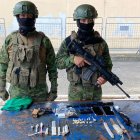 Incautan celulares, armas y droga en la cárcel El Rodeo tras operativo militar.