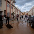 Los residentes limpian su calle inundada en Campanillas, cerca de Málaga, sur de España, el 18 de marzo de 2025.