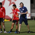 El entrenador de la selección chilena de fútbol, Ricardo Gareca (d), participa de un entrenamiento en el complejo deportivo Juan Pinto Durán, en Santiago (Chile).