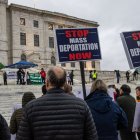 Los manifestantes sostienen carteles mientras protestan por la deportación de la profesora adjunta de medicina, Dra. Rasha Alawieh, de la Universidad de Brown.