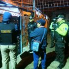 La gallera clandestina que se instaló en una cancha de vóley privada.