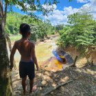 Una mancha negra se puede observar en el río.