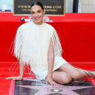 Gal gadot recibe su estrella en el camino de la fama