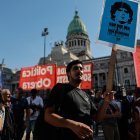 Personas participan en una manifestación este 19 de marzo de 2025, frente al Congreso en Buenos Aires (Argentina)