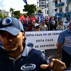 Manifestantes asisten a una manifestación contra la reforma de las pensiones.
