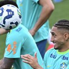 Raphinha de Brasil participa en un de los últimos entrenamientos de su selección en el estadio Valmir Campelo Bezerra (Bezerrão) en Brasilia (Brasil).
