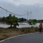 Usuarios en redes sociales reportan el colapso del puente Magro.