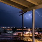 Una tormenta eléctrica es un fenómeno meteorológico caracterizado por la presencia de rayos, truenos, lluvias intensas y, en algunos casos, granizo o fuertes ráfagas de viento.