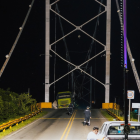 Una cámara captó el momento exacto en que el puente Gonzalo Icaza Cornejo colapsa debido al paso de vehículos, presuntamente con exceso de peso.