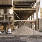 Ahora atraviesa las dunas de Lampoul, uno de los desiertos más pequeños y hermosos del mundo, un atractivo turístico junto a las interminables playas del desierto de Senegal.Atlantic coast. (Photo by PATRICK MEINHARDT / AFP) ag-periodistas