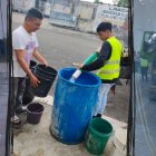 Tanqueros abastecen de agua potable a población de Lomas de Sargentillo.