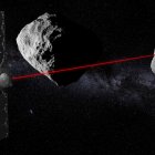 Con su altímetro láser, Hera escanea la superficie de Dimorphos. EFE/Crédito de la recreación: ESA - Science Office.