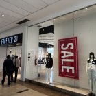 La cadena Forever 21 remata su ropa para salir del país.