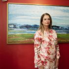 Sylvia Bakker junto a una de sus obras