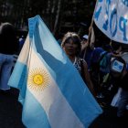 Una mujer sostiene una bandera durante una manifestación, frente al Congreso en Buenos Aires (Argentina).