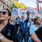 Personas participan en una manifestación este miércoles, frente al Congreso en Buenos Aires (Argentina).