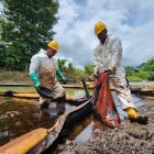 Derrame de crudo en Esmeraldas. Personal de Petroecuador trata de contener el crudo.