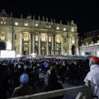 Fieles asisten a una oración del Rosario por la salud del Papa Francisco, quien está hospitalizado por neumonía, en la Plaza de San Pedro en la Ciudad del Vaticano.
