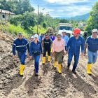 La ministra de Energía, Inés Manzano, en un recorrido por zona afectada por derrame de crudo.