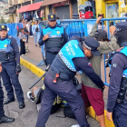 En la av. Pichincha, agentes de control de Quito abordaron a ciudadanos, tras una denuncia de que amedrentaban a caminantes con cuchillos.