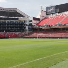 La cancha del estadio Rodrigo Paz Delgado está lista para recibir el juego entre Ecuador y Venezuela.