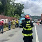 Personal del Cuerpo de Bomberos de Guayaquil acudió a la vía Perimetral para atender la emergencia, la tarde de este viernes 21 de marzo.