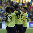 Futbolistas de la selección Ecuador se reúnen para festejar un gol.